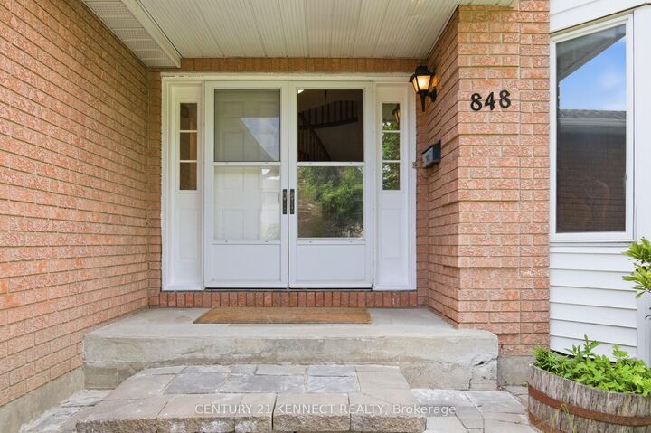 Property Photo: 848 Fairlawn Avenue ON K2A 4C2