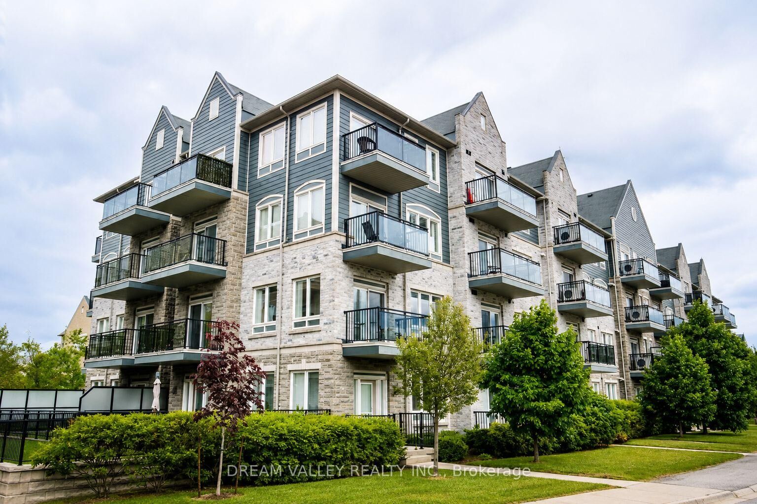 Property Photo: 3075 Thomas Street 310 ON L5M 0M4