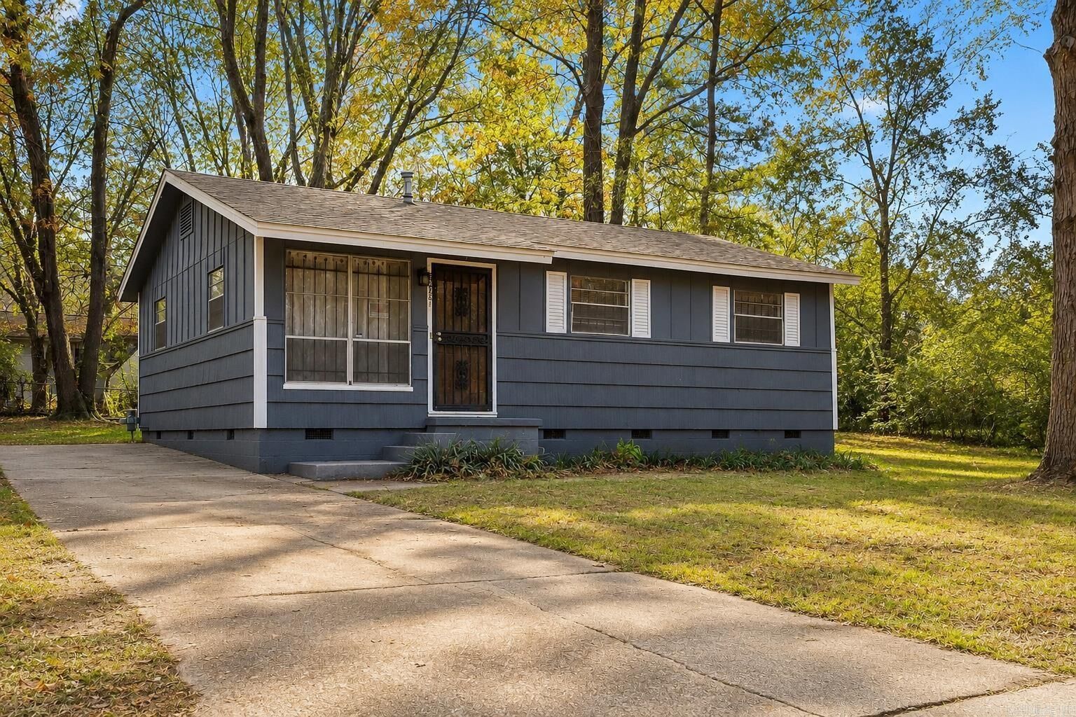 Property Photo: 7325 Knollwood Dr AR 72209