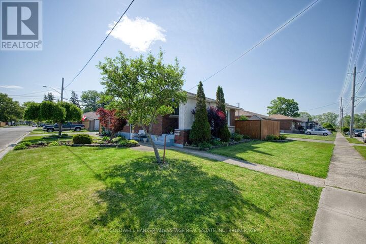 Property Photo:  813 Harriet Street  ON L3B 2J5 
