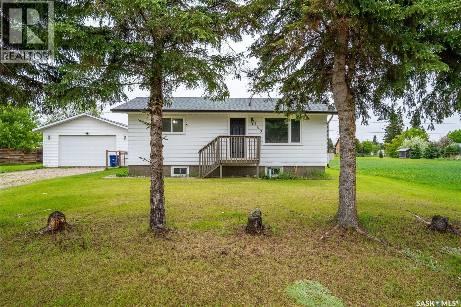 Property Photo:  142 2nd Street W  SK S0M 2K0 