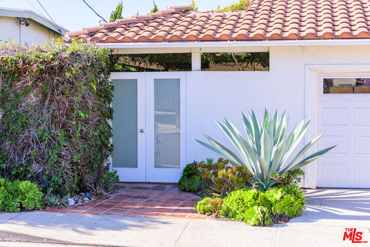 Property Photo:  241 Rees St  CA 90293 