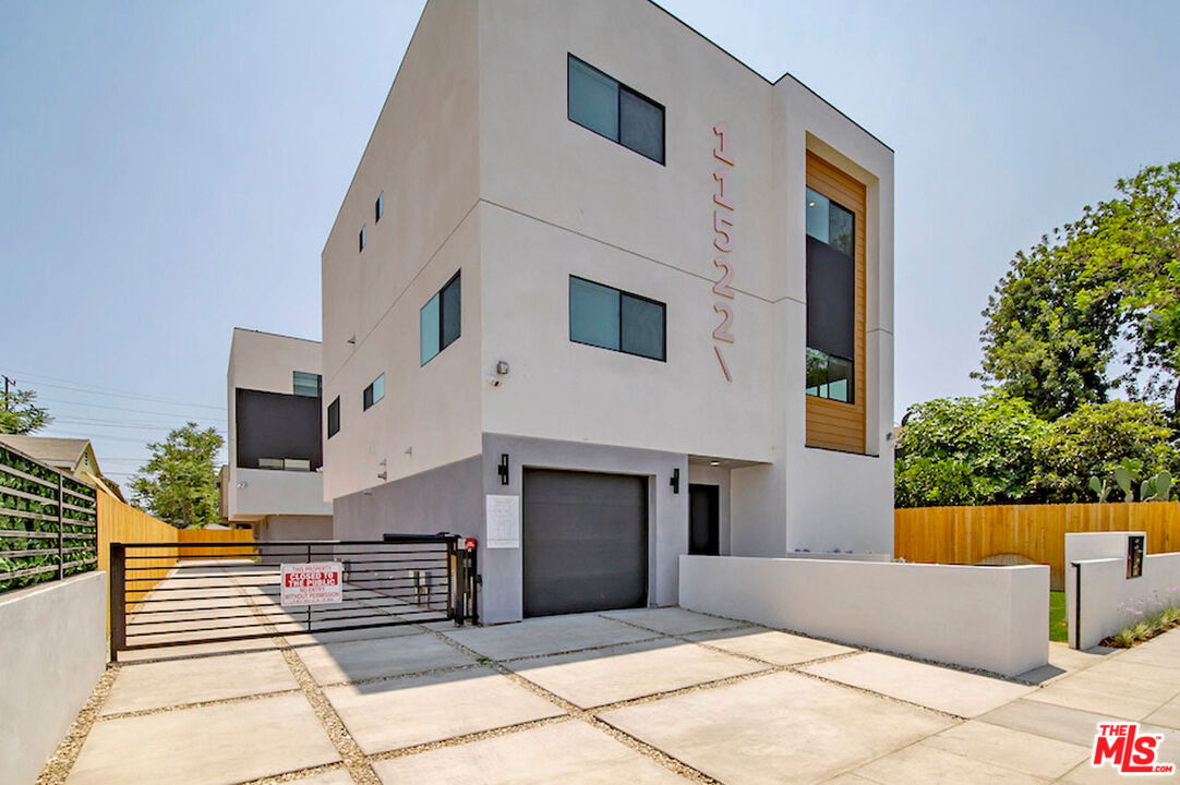 Property Photo: 11524 Emelita St CA 91601