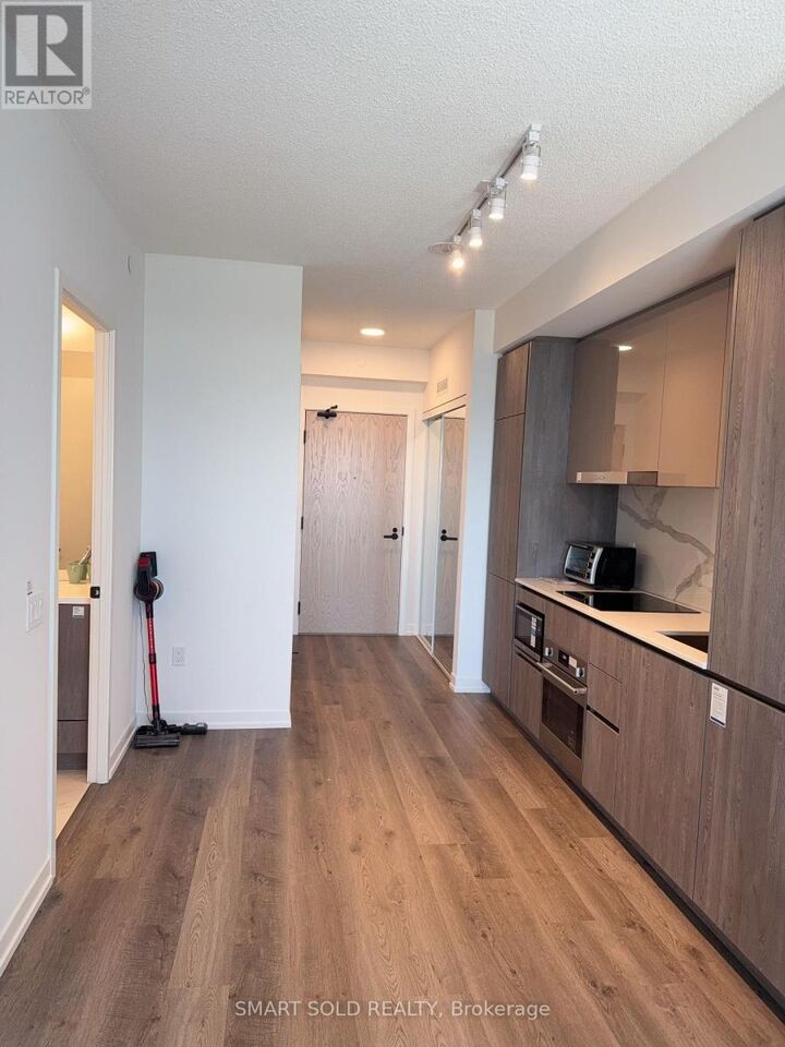 Property Photo:  8 Interchange Way 5611  ON L4K 0R2 