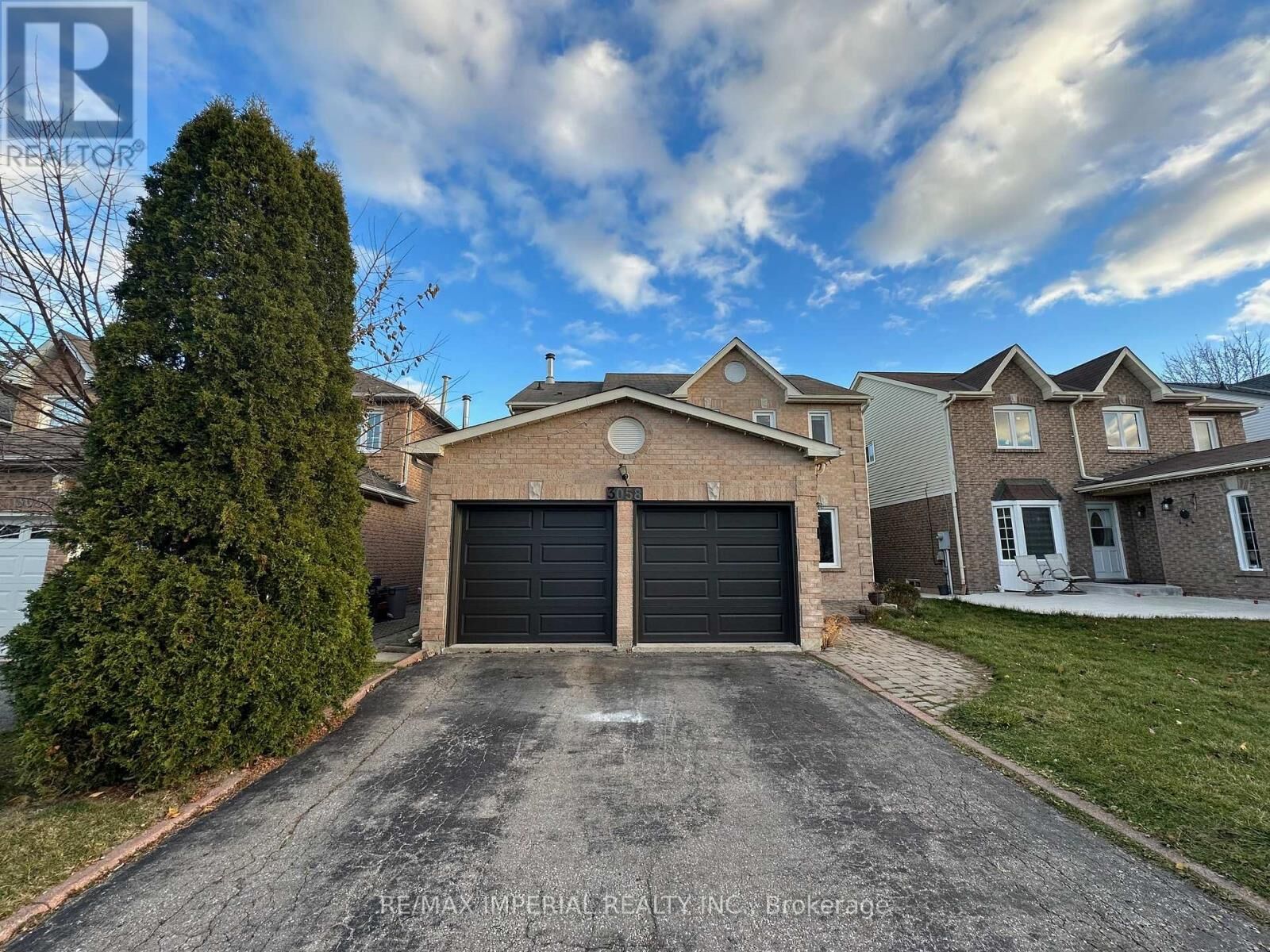 Property Photo: 3058 Dalehurst Drive ON L5B 3C1