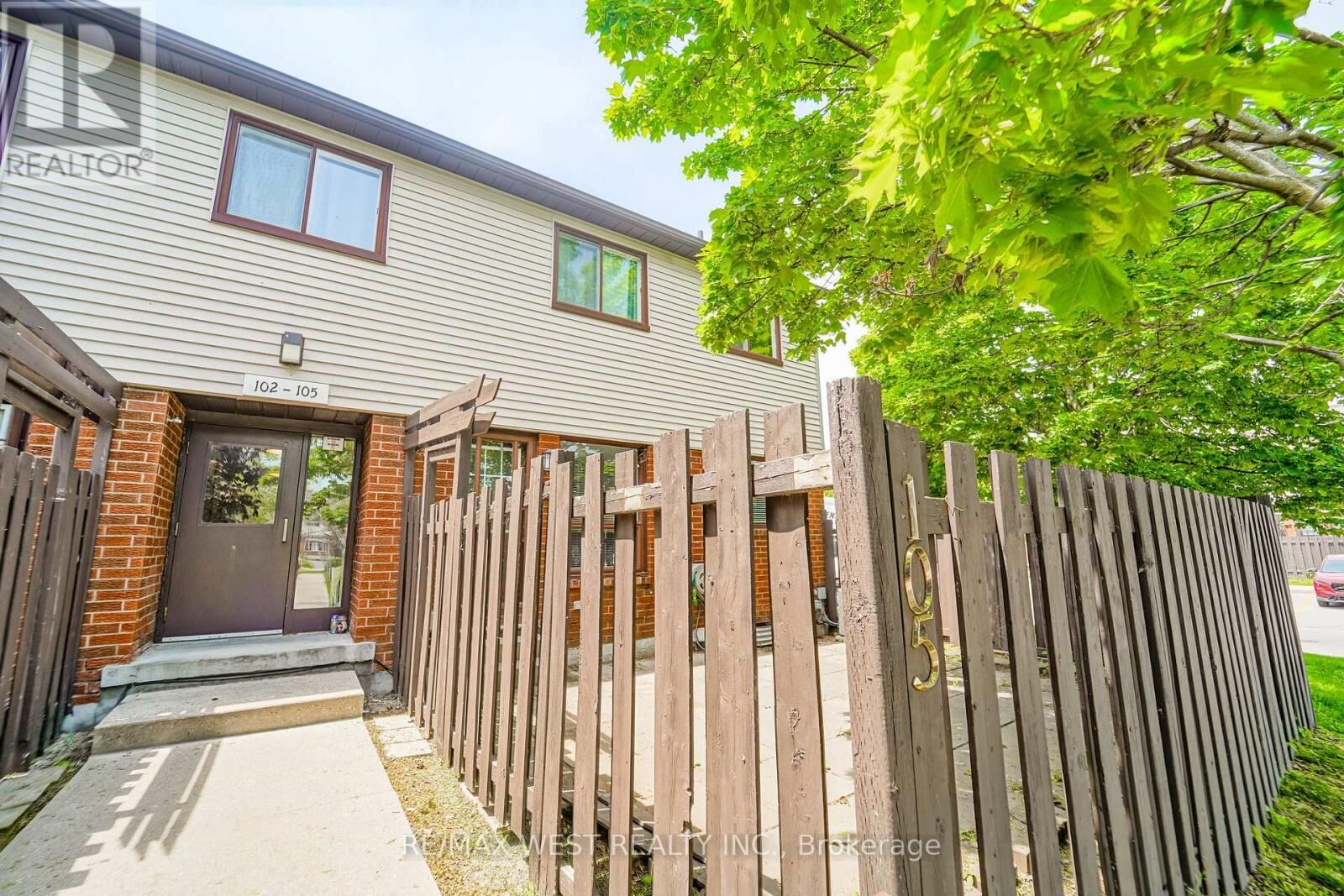 Property Photo:  960 Glen Street 105  ON L1J 6E8 