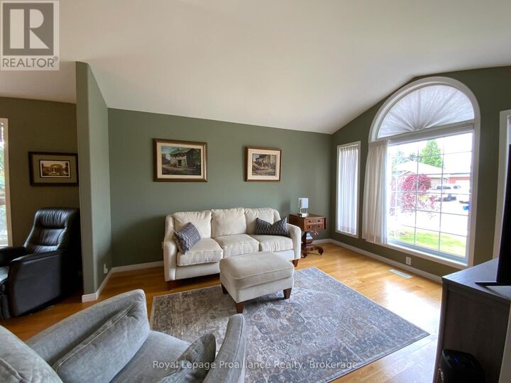 Property Photo:  31 Hemlock Crescent  ON K8N 5Y1 