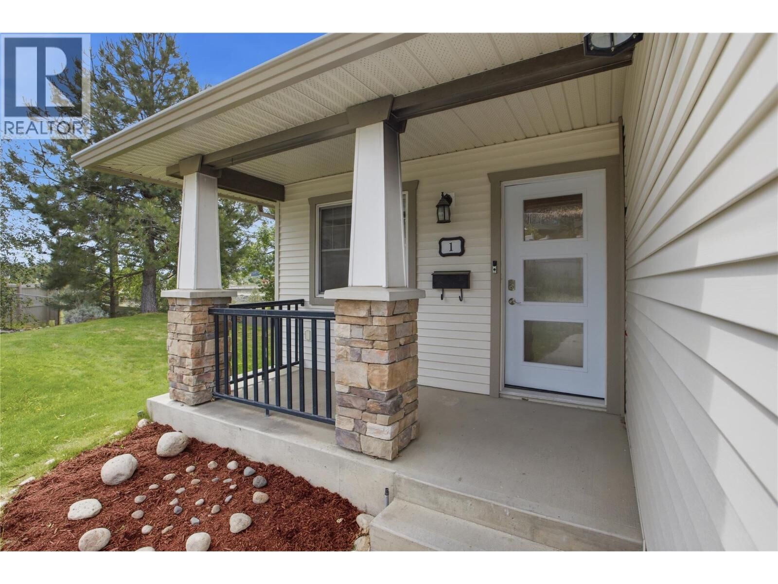 Photo de la propriété:  1940 Hillside Drive 1  BC V2E 2T3 