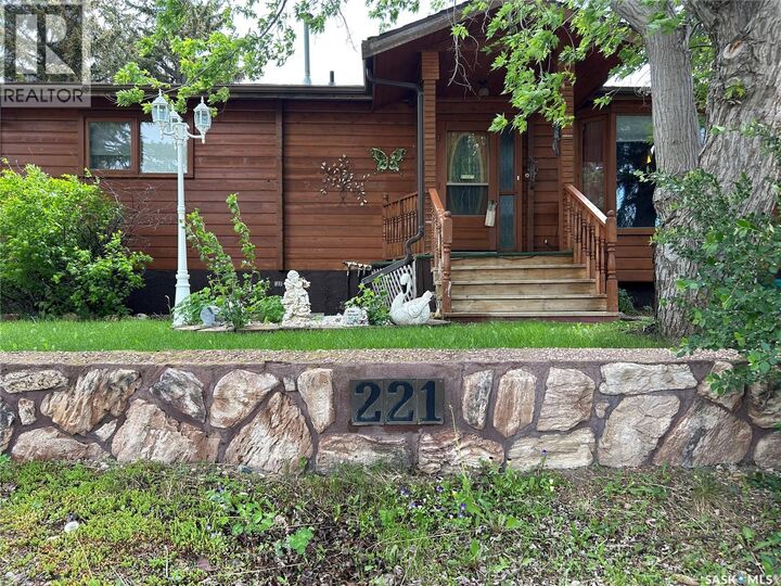 Property Photo:  221 1st Street W  SK S0H 0Z0 