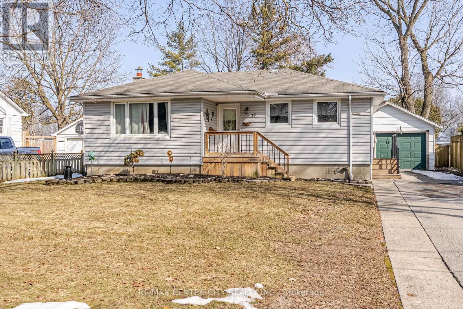 Property Photo:  29 York Street  ON N5H 2G8 