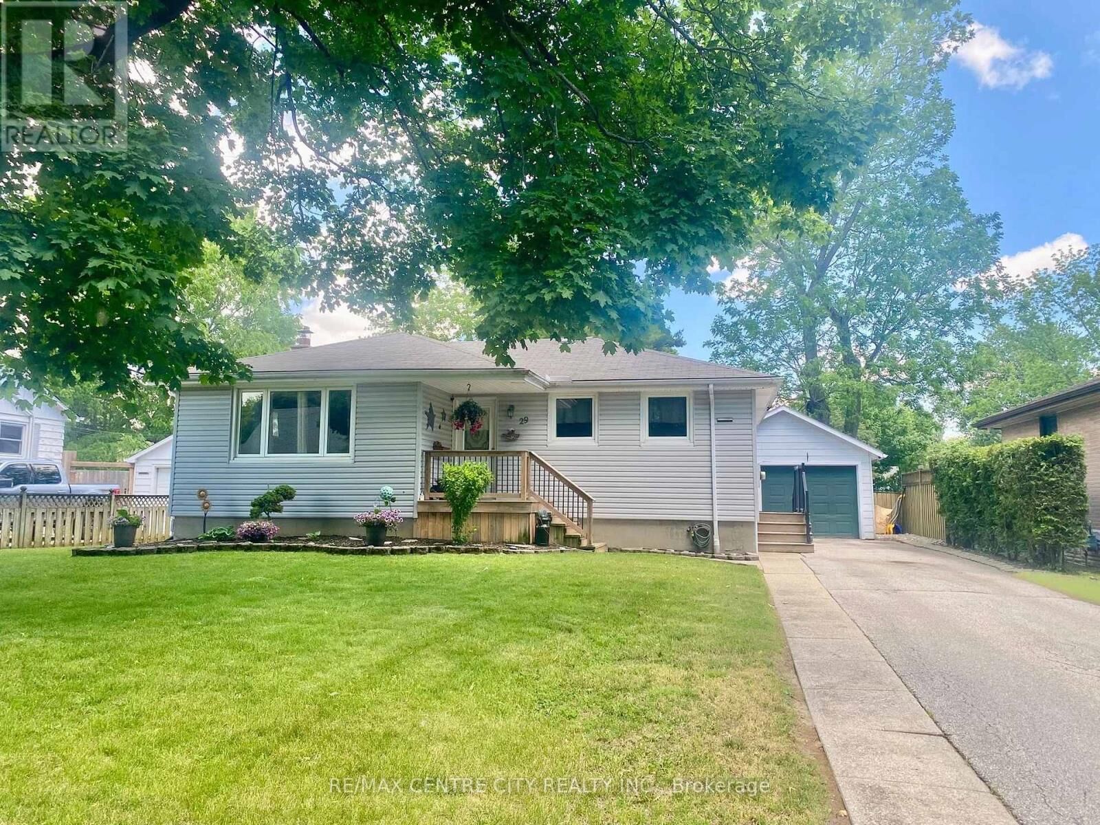 Property Photo:  29 York Street  ON N5H 2G8 
