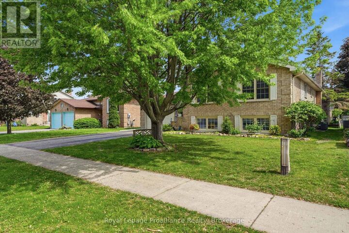 Photo de la propriété:  31 Springbrook Crescent  ON K8P 5B9 