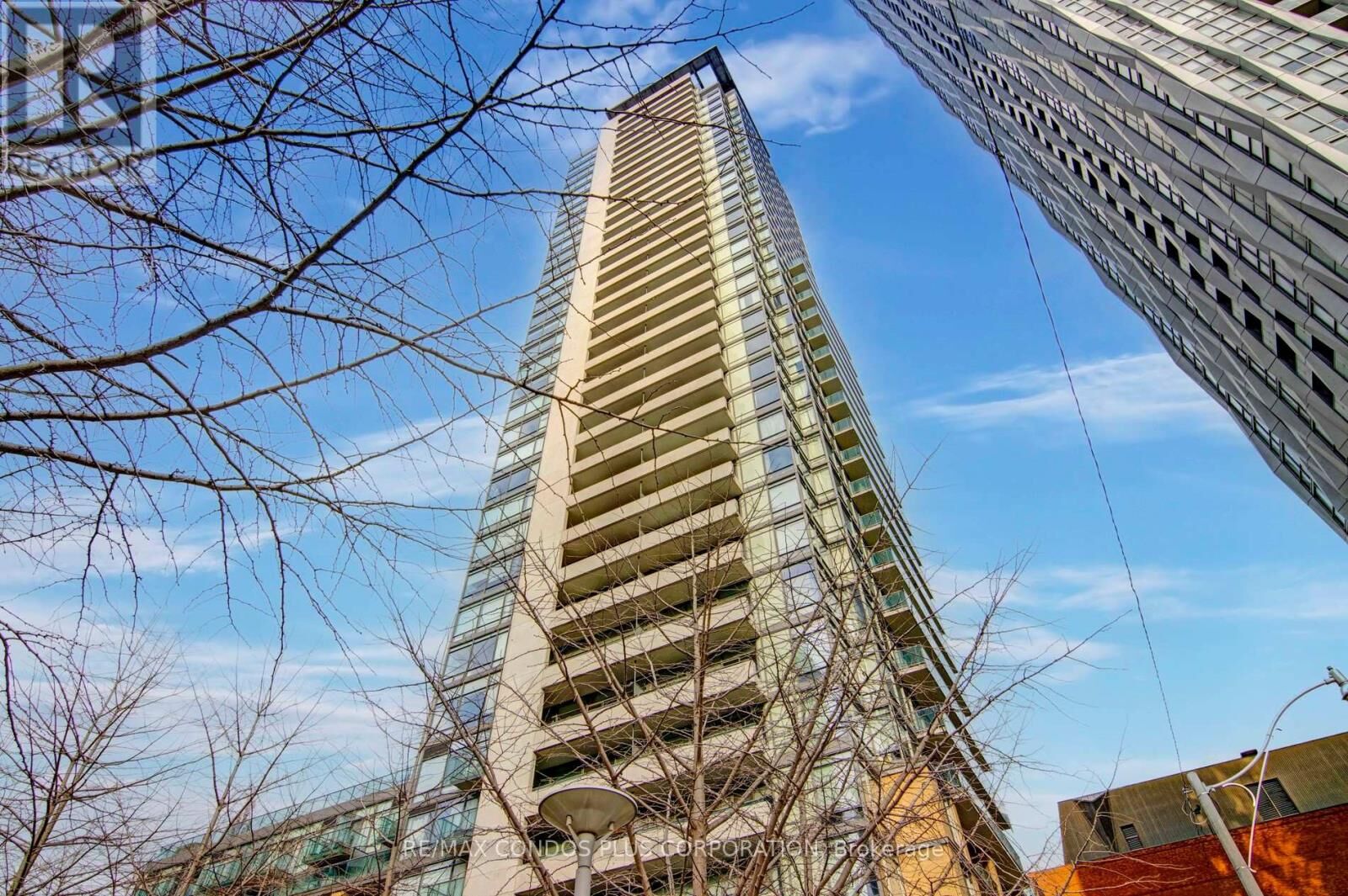 Property Photo:  18 Yorkville Avenue 2505  ON M4W 3Y8 