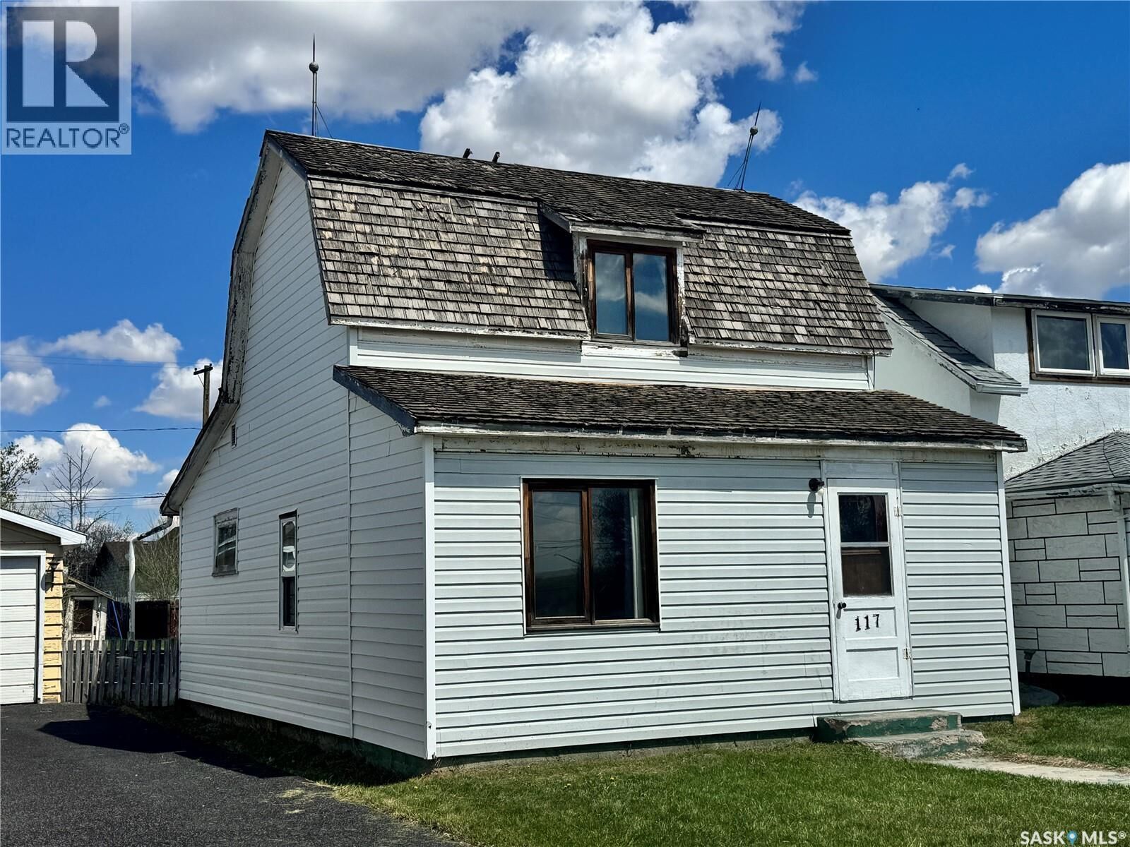 Property Photo:  117 2nd Avenue E  SK S0K 0M0 