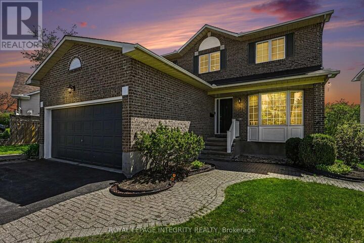 Property Photo:  168 Springwater Drive South  ON K2M 2A1 