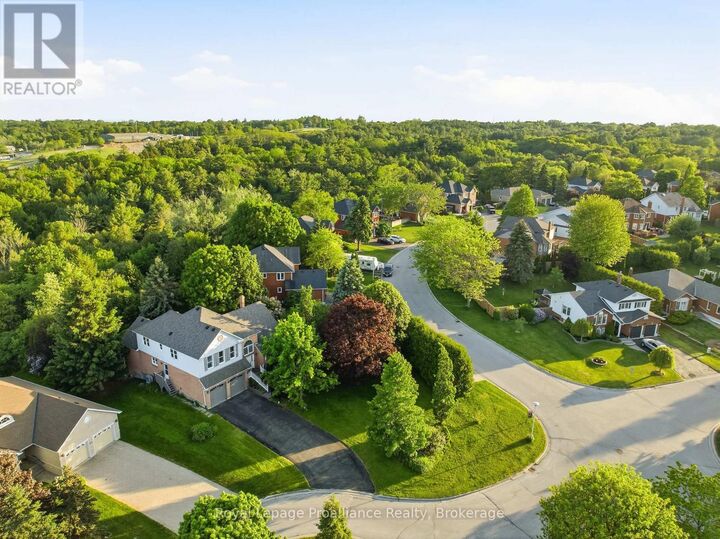Property Photo:  11 Gibson Place  ON L1A 4G8 