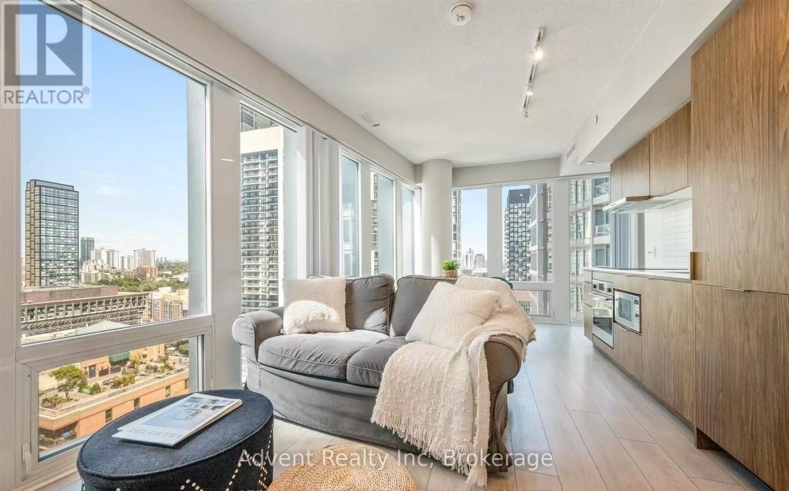 Property Photo: 60 Shuter Street 2711 ON M5B 0B7