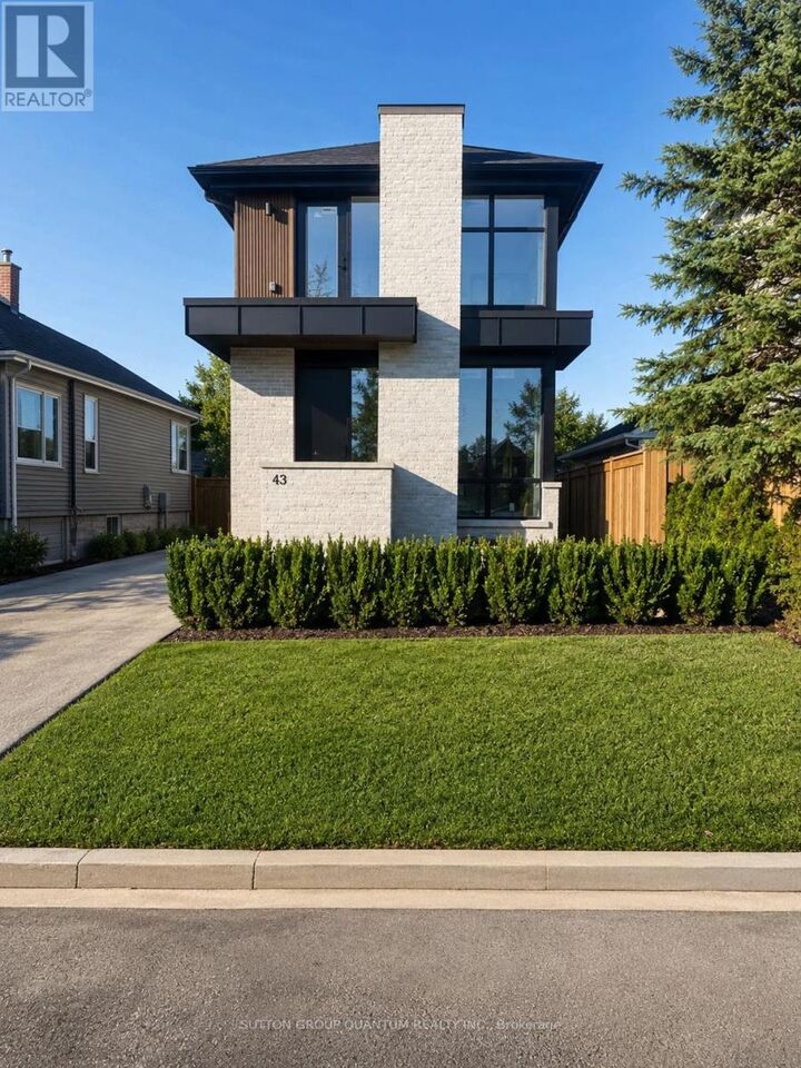 Property Photo:  43 Elmwood Avenue North #1  ON L5G 3K1 