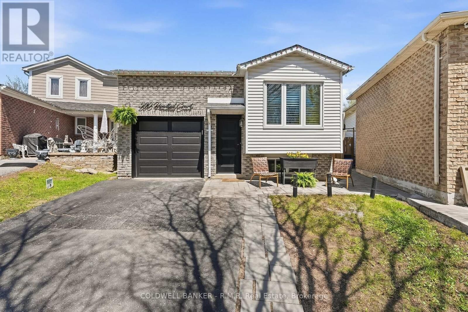 Photo de la propriété:  590 Pondtail Court  ON L1K 2C7 