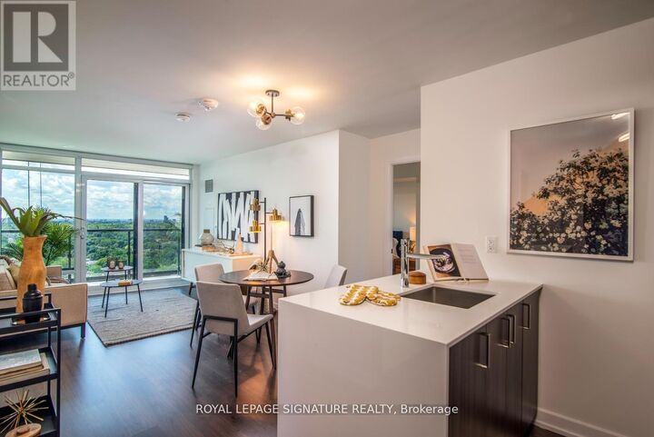 Property Photo:  18 Erskine Avenue 3210  ON M4P 0C9 