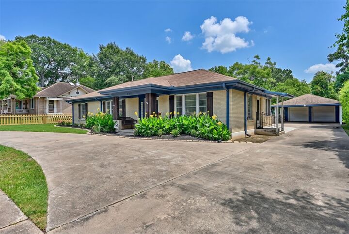 Property Photo: 407 W Alamo Street TX 77833