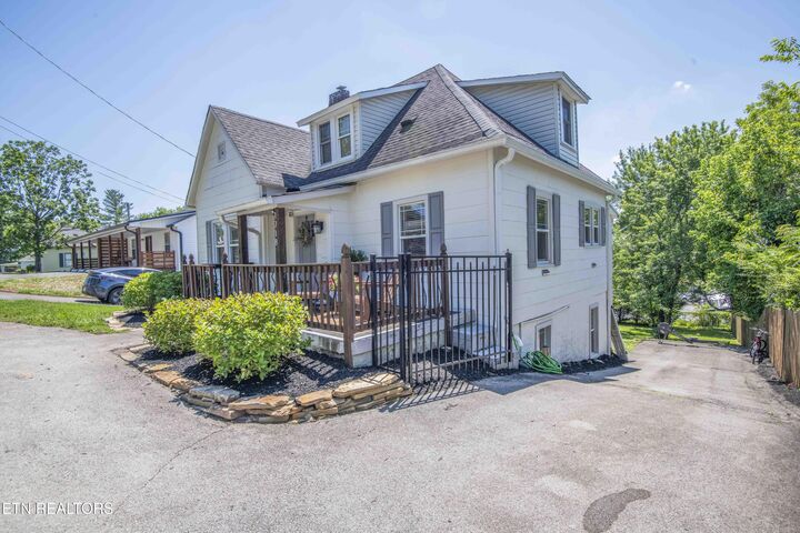Property Photo: 1718 Spring St TN 37849
