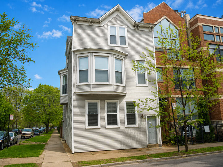 Property Photo:  2925 N Damen Avenue  IL 60618 