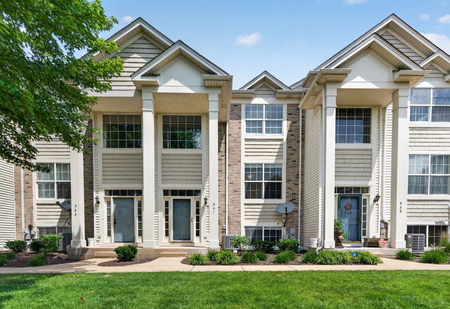 Property Photo: 941 Summit Creek Drive IL 60404
