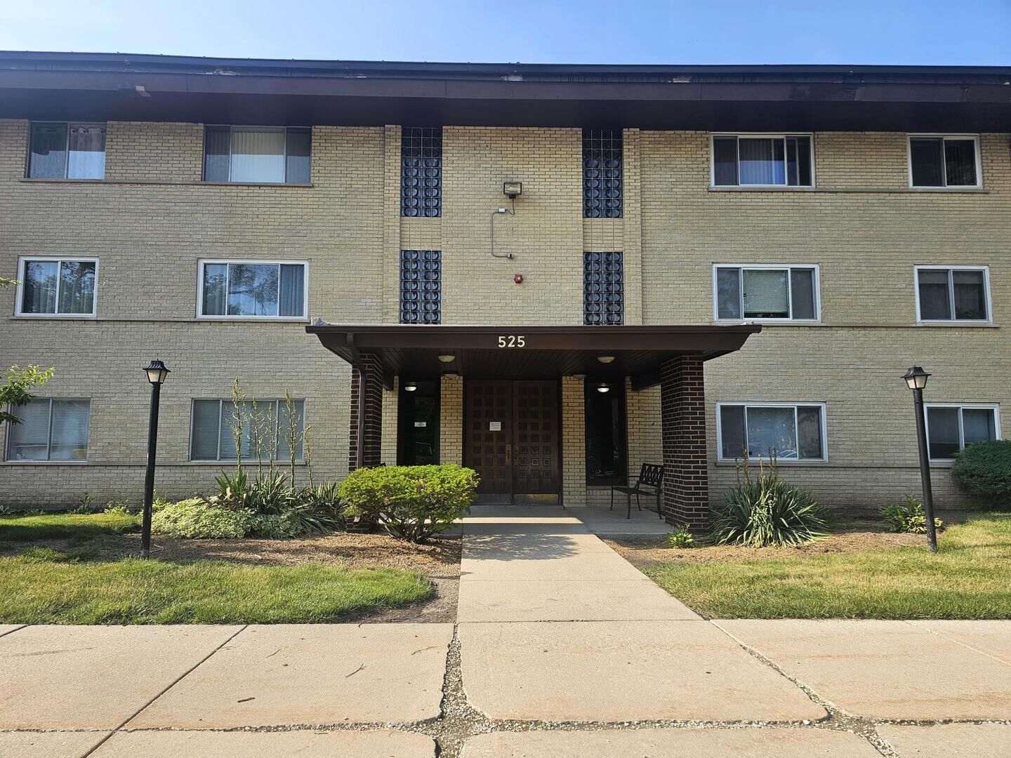 Property Photo: 525 S Cleveland Avenue 104 IL 60005
