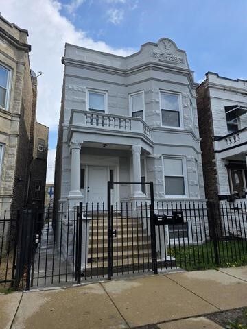 Property Photo: 539 N Trumbull Avenue IL 60624