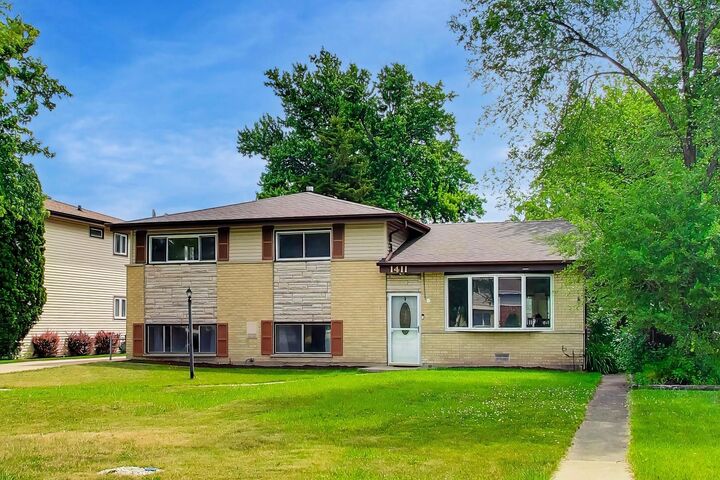 Property Photo: 1411 N Burnng Bush Lane IL 60056