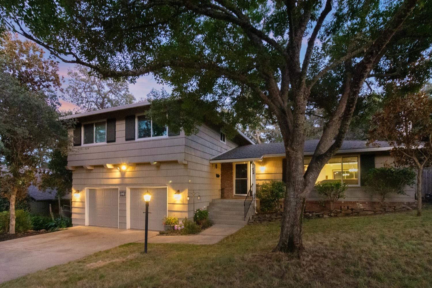 Property Photo:  934 King James Way  CA 95762 