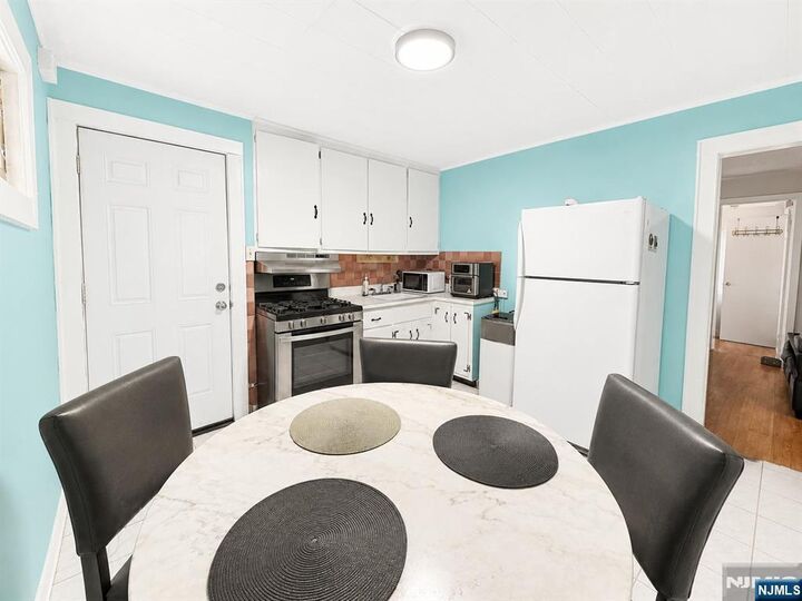 Property Photo:  522 Saddle River Road Apt 1  NJ 07663 
