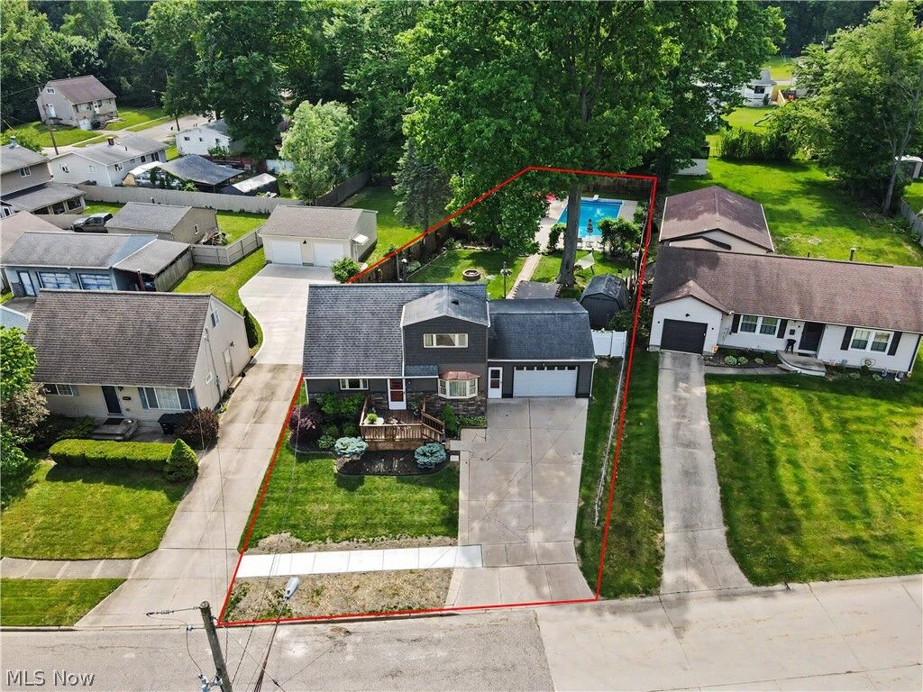 Property Photo:  806 Tallkron Drive  OH 44305 