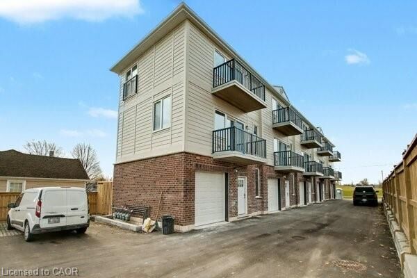 Property Photo:  172 Kehl Street 4  ON N2M 3V2 
