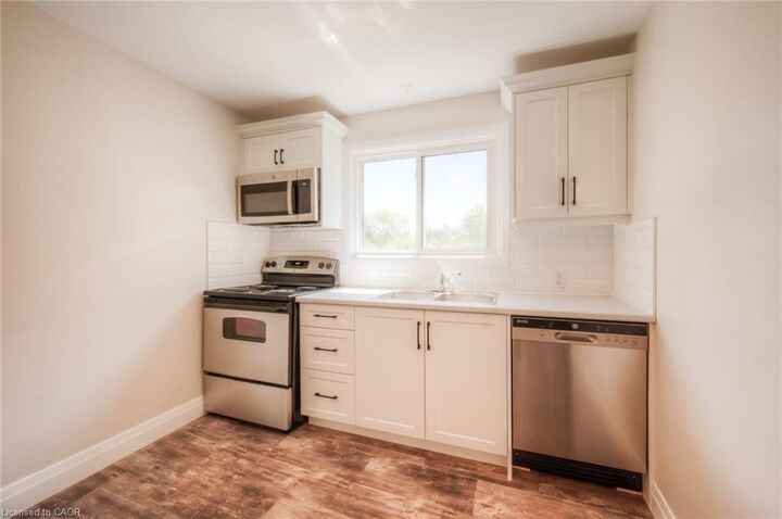 Property Photo:  158 Erb Street E 33  ON N2J 1M4 