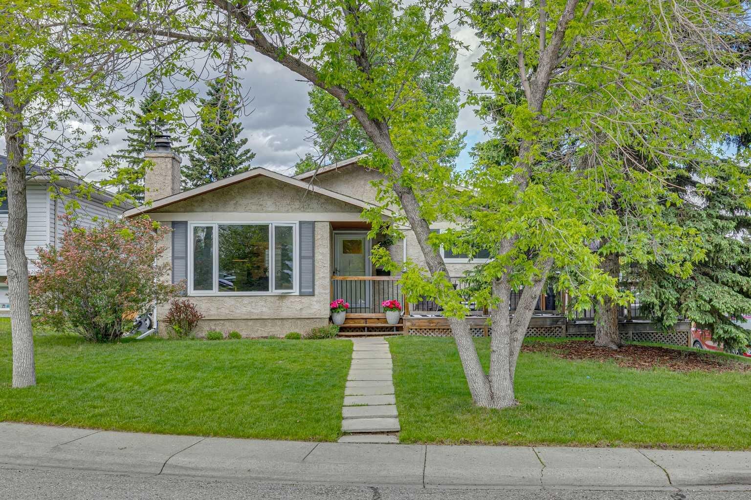 Property Photo:  12019 Canfield Green SW  AB T2W 1V3 