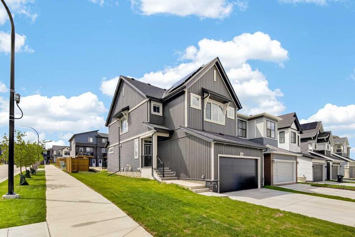 Property Photo:  264 Edith Place NW  AB T3R 2E1 