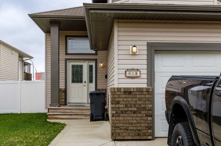 Property Photo: 613 Oak Street AB T4S 0B5