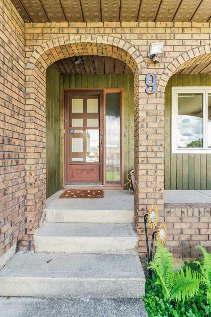 Property Photo:  9 Elliott Street SE  AB T1B 2V7 