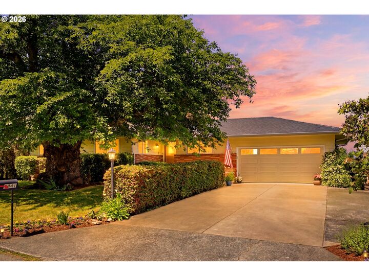 Property Photo: 6841 SE Cavalier St OR 97267