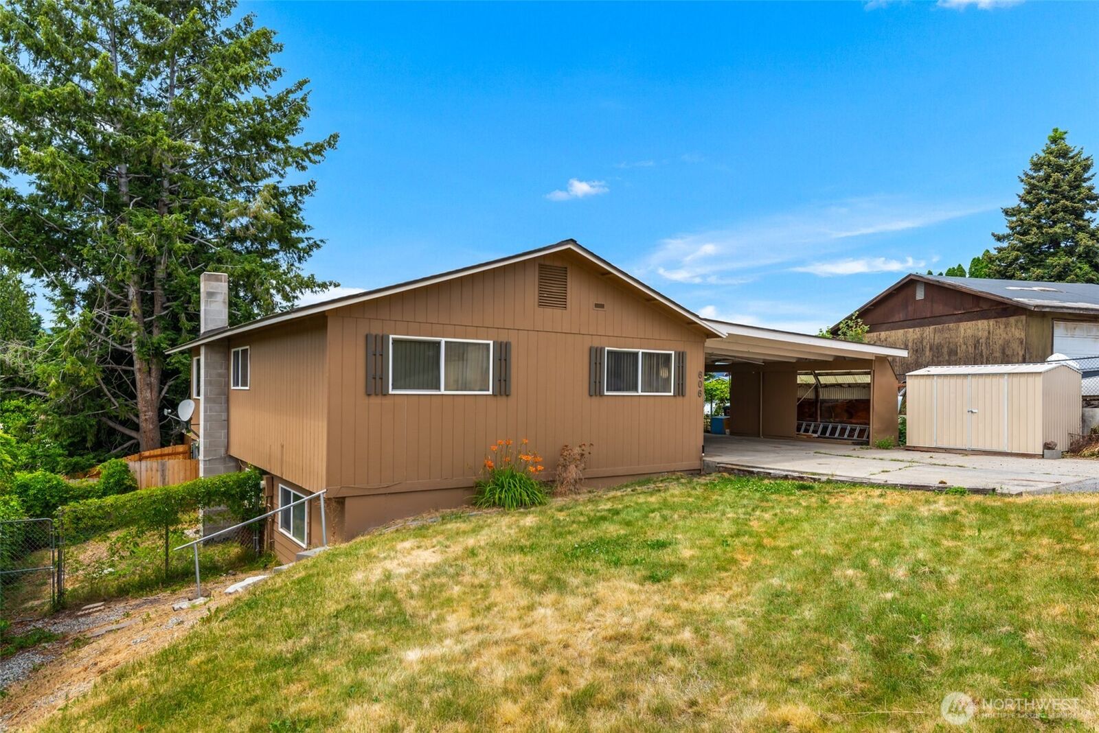 Property Photo: 606 Lacey Pl WA 98802