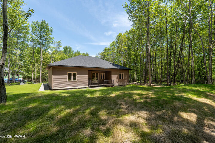 Property Photo:  18 Osprey Circle  PA 18436 