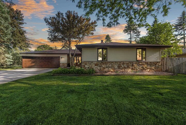 Property Photo:  1731 Oakridge Court  WI 54952 