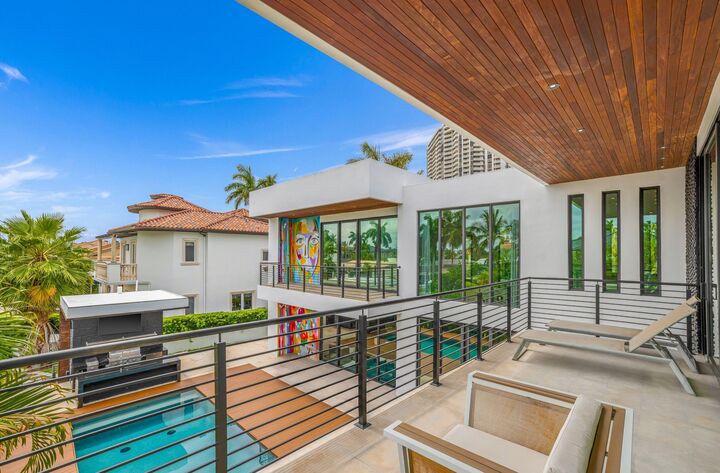 Property Photo:  3462 NE 171st Street  FL 33160 