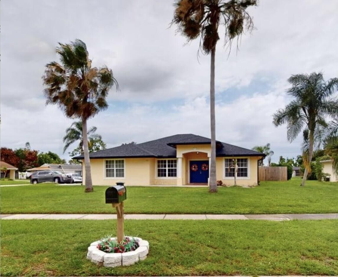 Property Photo:  201 NE Faring Avenue  FL 34983 