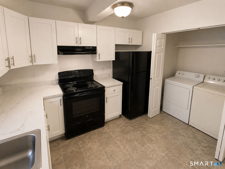 Property Photo:  379 Woodland Street Apt 2C  CT 06112 