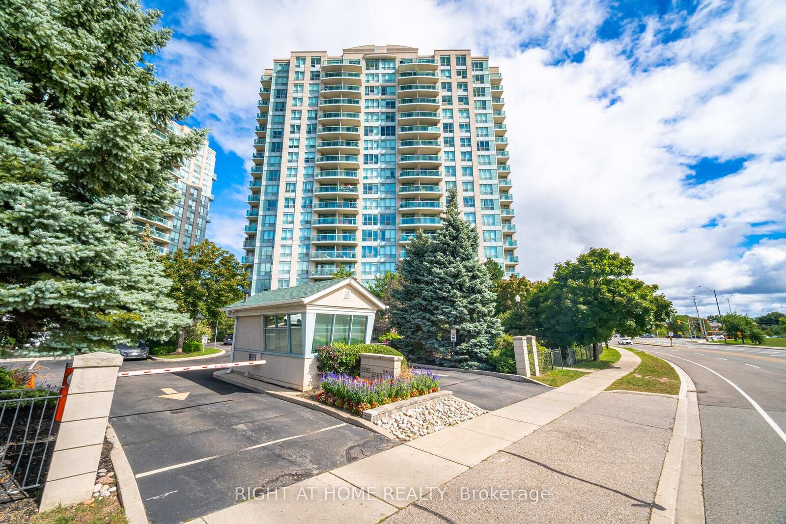 Property Photo: 2545 Erin Centre Boulevard 1211 ON L5M 6Z9