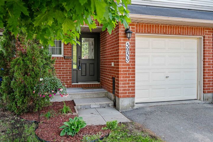 Property Photo: 5953 Pineglade Crescent ON K1W 1G9