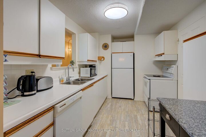 Property Photo:  257 Bath Road 1004  ON K7M 7T3 